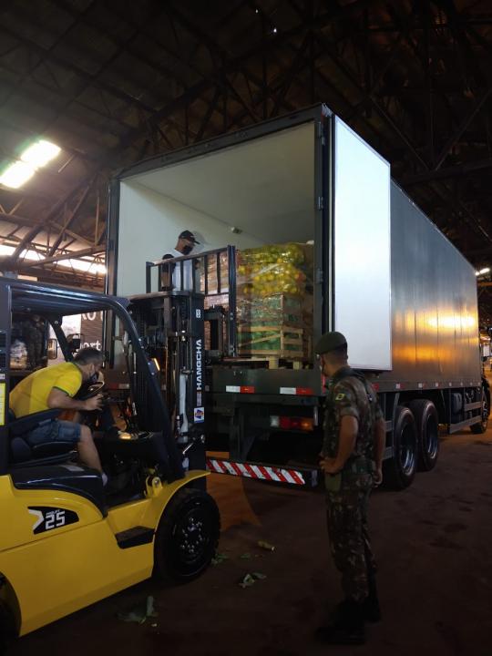 Foto 5 de 15 — Voluntários começam a separação de alimentos; entenda como será a distribuição